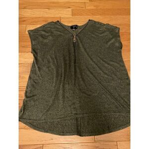 Tahari, women's plus green front 1/4 v-neck zip short sleeve shirt size 2X